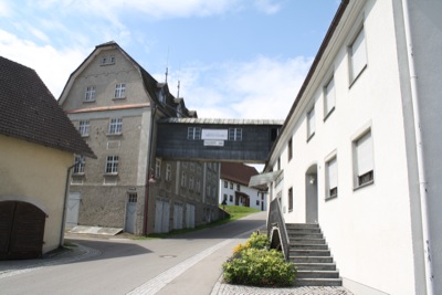 Ansicht der Dinkelmühle mit dem Getreidespeicher und Übergangsbrücke