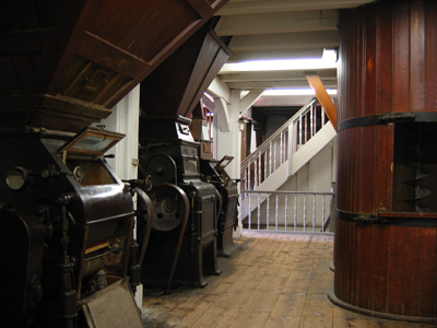 Blick über den Mahlboden zurück zur Treppe